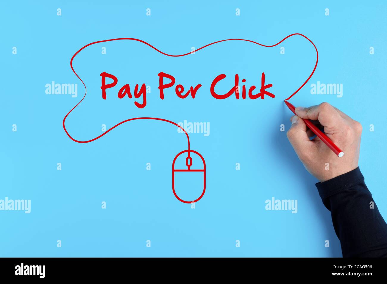 Homme d'affaires main dessin d'un câble de souris d'ordinateur autour du mot payer par clic. Concept de modèle d'affaires de stratégie de marketing de PPC. Banque D'Images