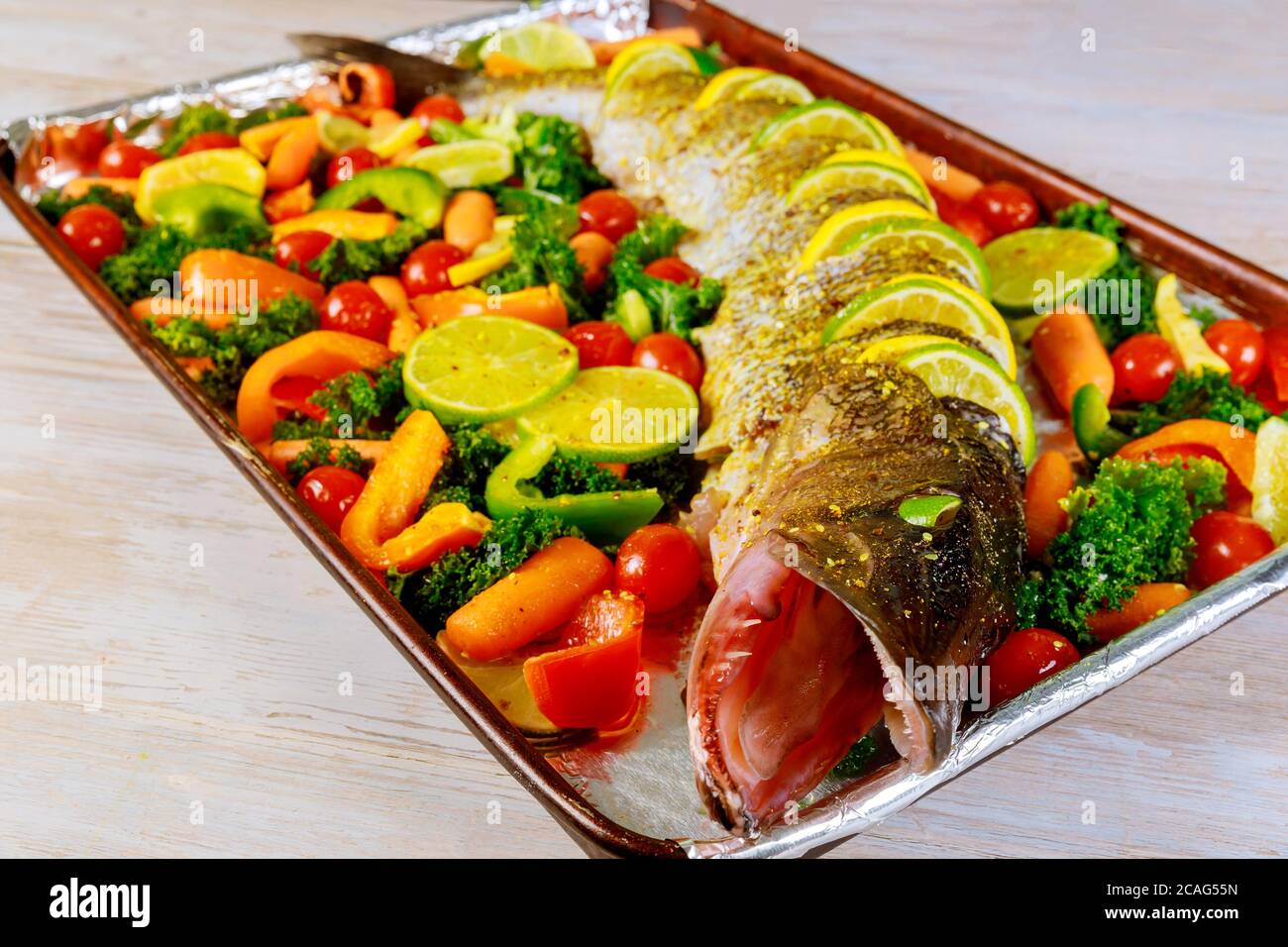 Brochet de poisson frais avec ingrédients pour cuire au four Photo Stock -  Alamy