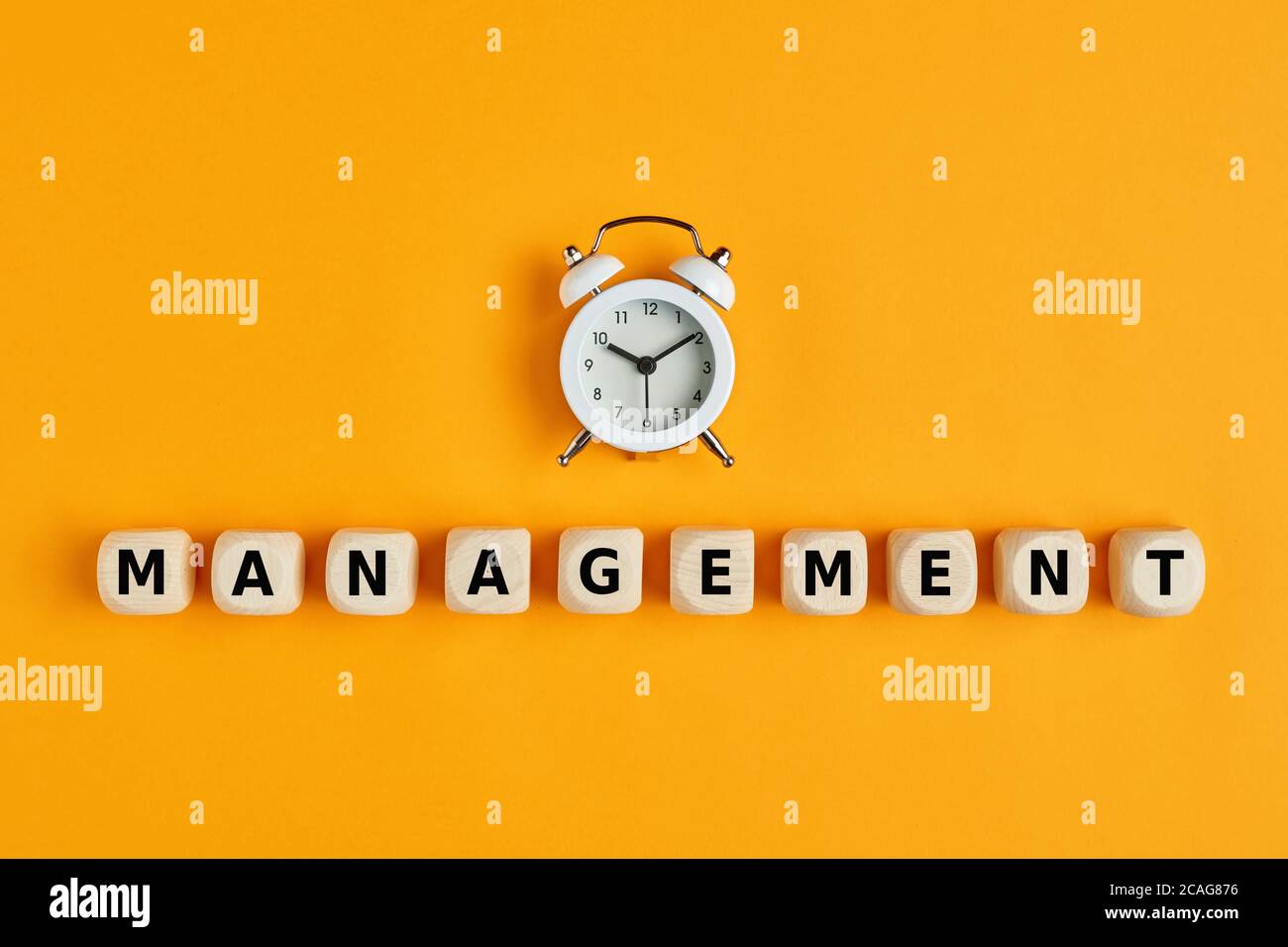 Réveil avec gestion de mot écrit sur des cubes en bois. Concept de gestion du temps dans les projets d'affaires ou la vie quotidienne. Banque D'Images