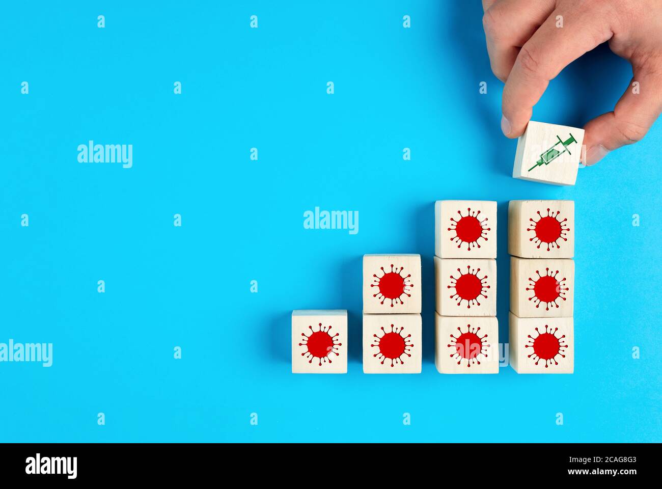 Main humaine placer un cube en bois avec le symbole de seringue de vaccin sur les cubes avec le symbole du coronavirus. Arrêt de la recherche, de la solution et du traitement des vaccins Banque D'Images