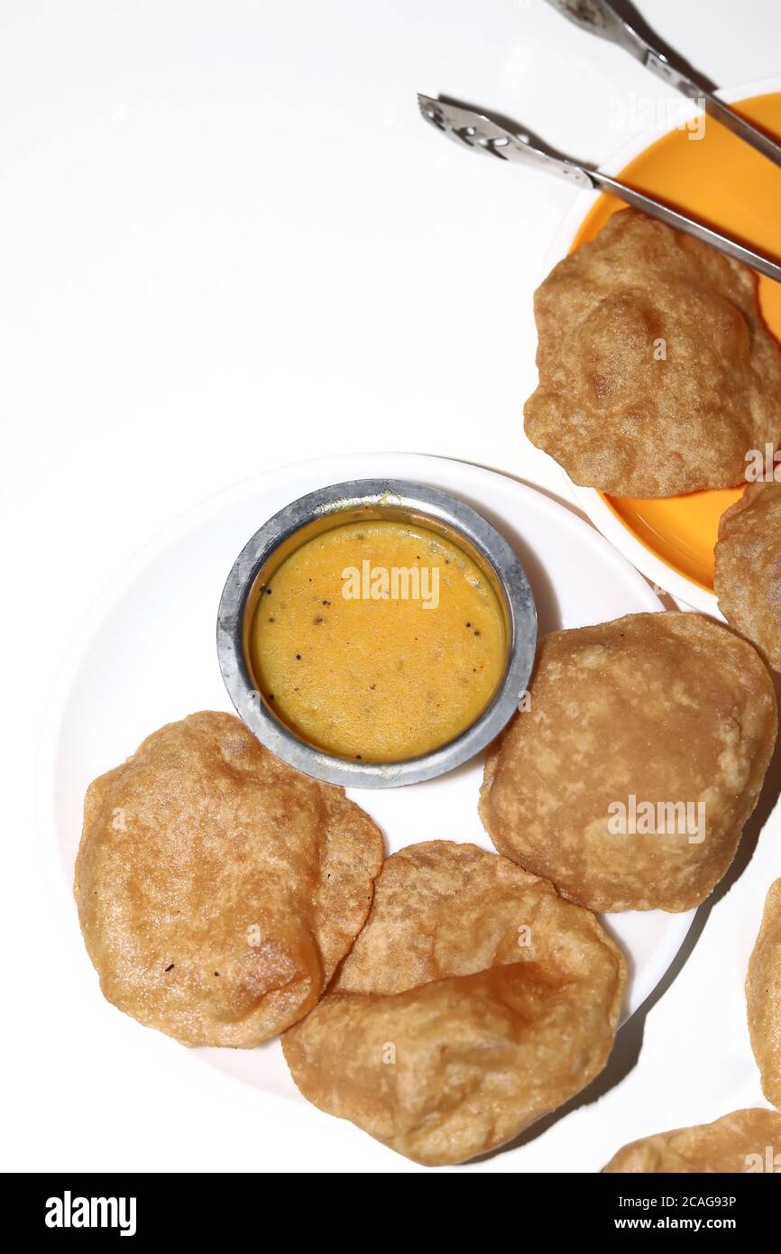Poori Saagu - poori frits (puri) servi avec épicé curry d'oignon de pomme de terre Banque D'Images