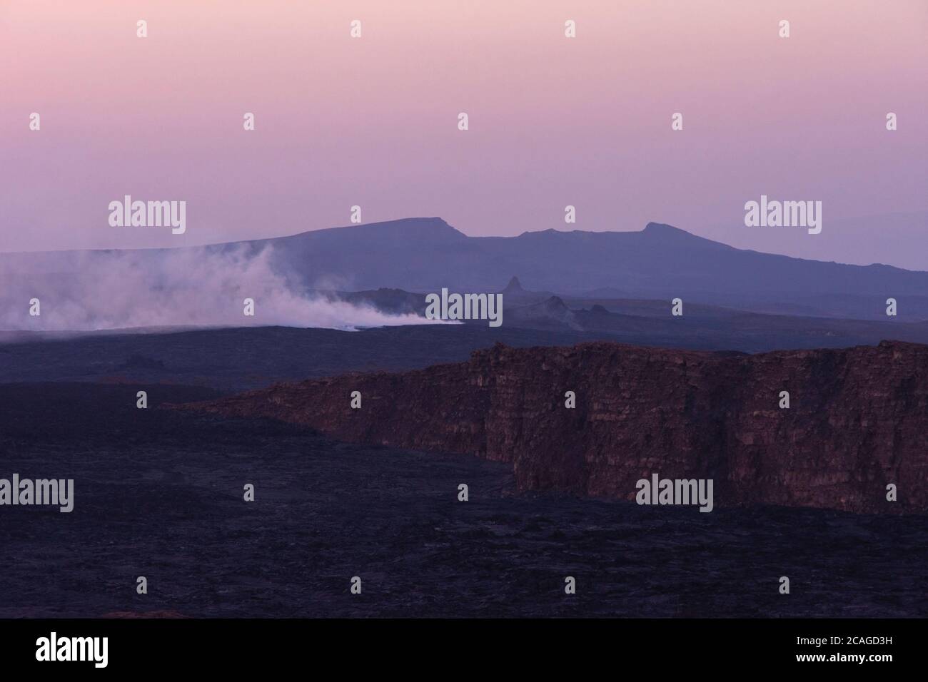 Paysage de lave au lever du soleil au cratère volcanique d'Erta Ale, en Éthiopie Banque D'Images