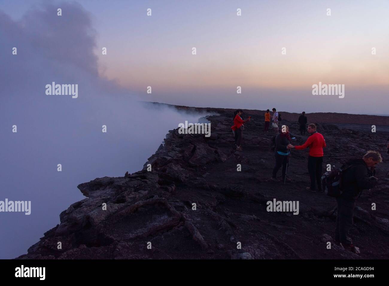 ERTA Ale, Ethiopie - Nov 2018: Groupe de personnes au bord du cratère volcanique d'Erta Ale Banque D'Images