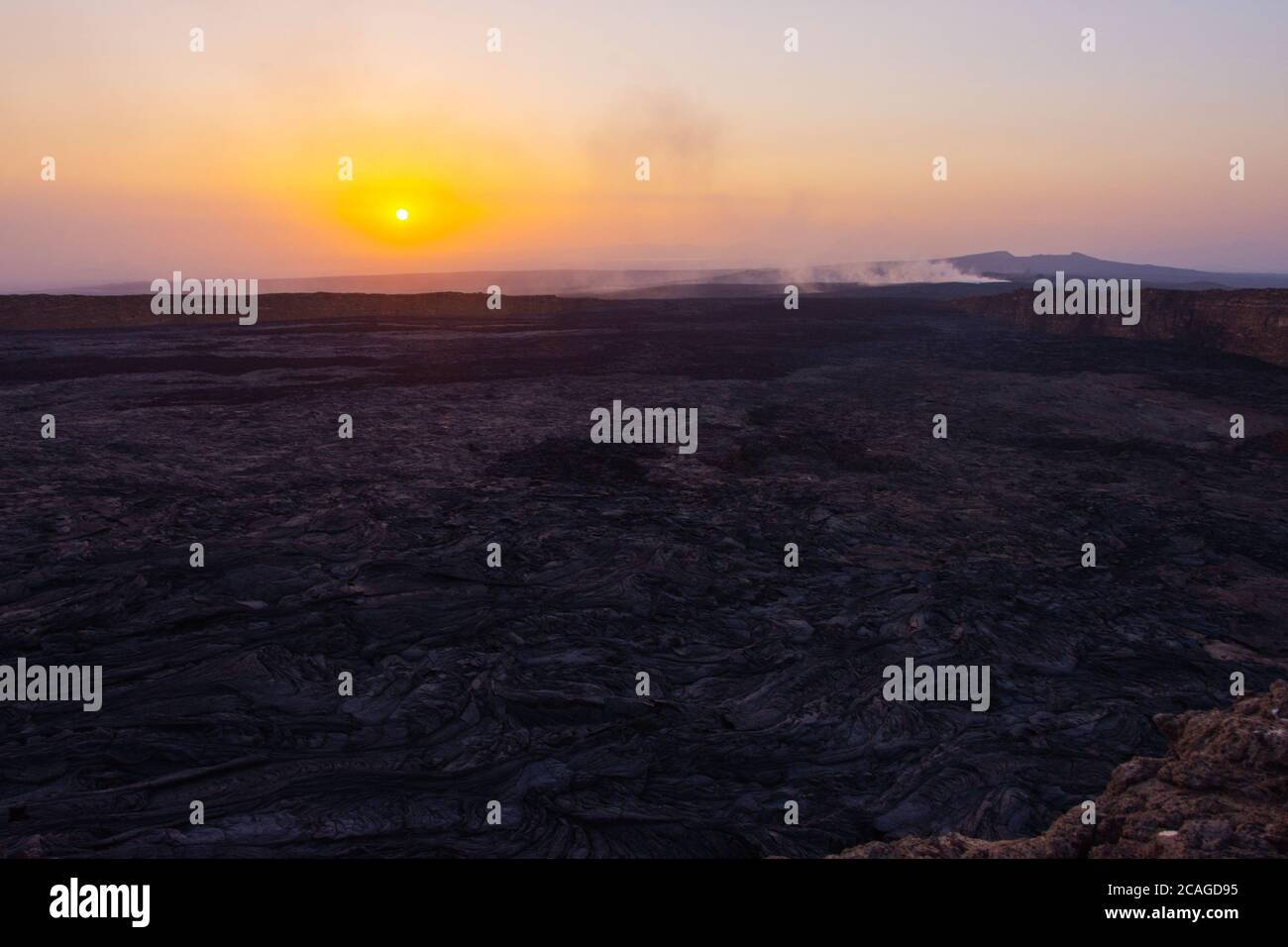 Paysage de lave au lever du soleil au cratère volcanique d'Erta Ale, en Éthiopie Banque D'Images