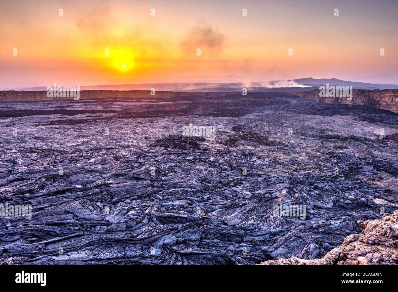 Paysage de lave au lever du soleil au cratère volcanique d'Erta Ale, en Éthiopie Banque D'Images