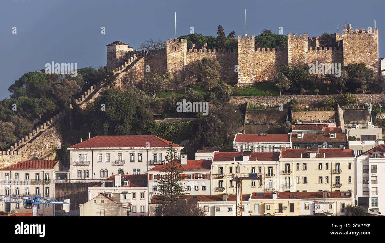 Château de Sao Jorge à Lisbonne depuis le point de vue de Sao Pedro de Alcantara, Portugal. Banque D'Images