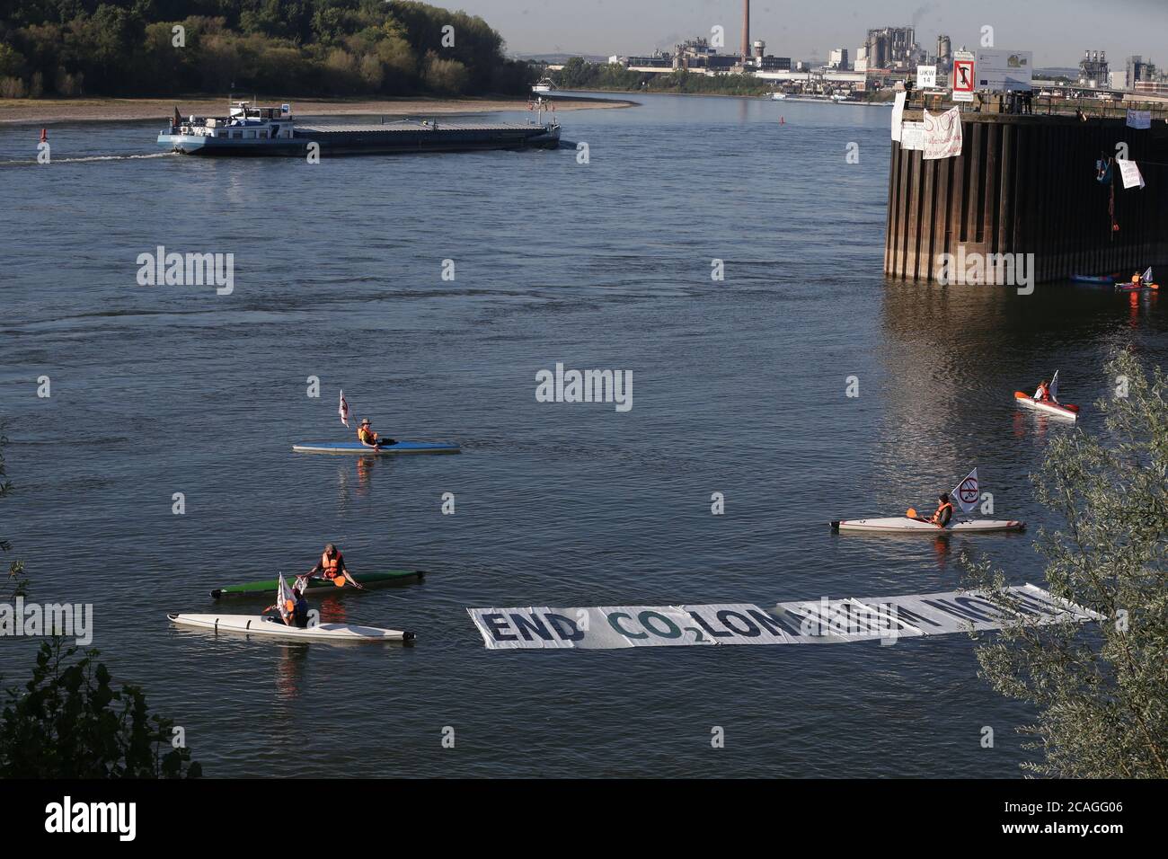 Cologne, Allemagne. 07e août 2020. Les activistes environnementaux bloquent avec des kayaks la route d'accès au port de la raffinerie Shell Wesseling, dans le port de Godorf Rhin, qui appartient à la ville de Cologne. Entre autres choses, ils ont accroché une bannière 'Stop - blocus de port - kayaks dans l'eau'. Crédit : David Young/dpa/Alay Live News Banque D'Images