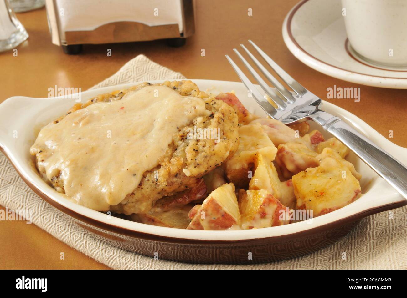 Steak de poulet frit avec sauce et pommes de terre rouges bouillies Banque D'Images