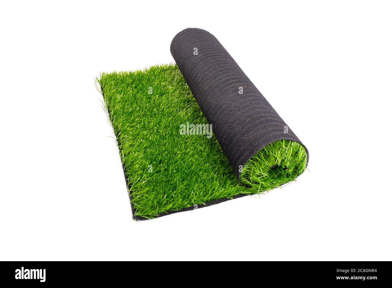 gazon artificiel, revêtement, rouleau d'herbe verte artificielle isolé sur fond blanc. Banque D'Images