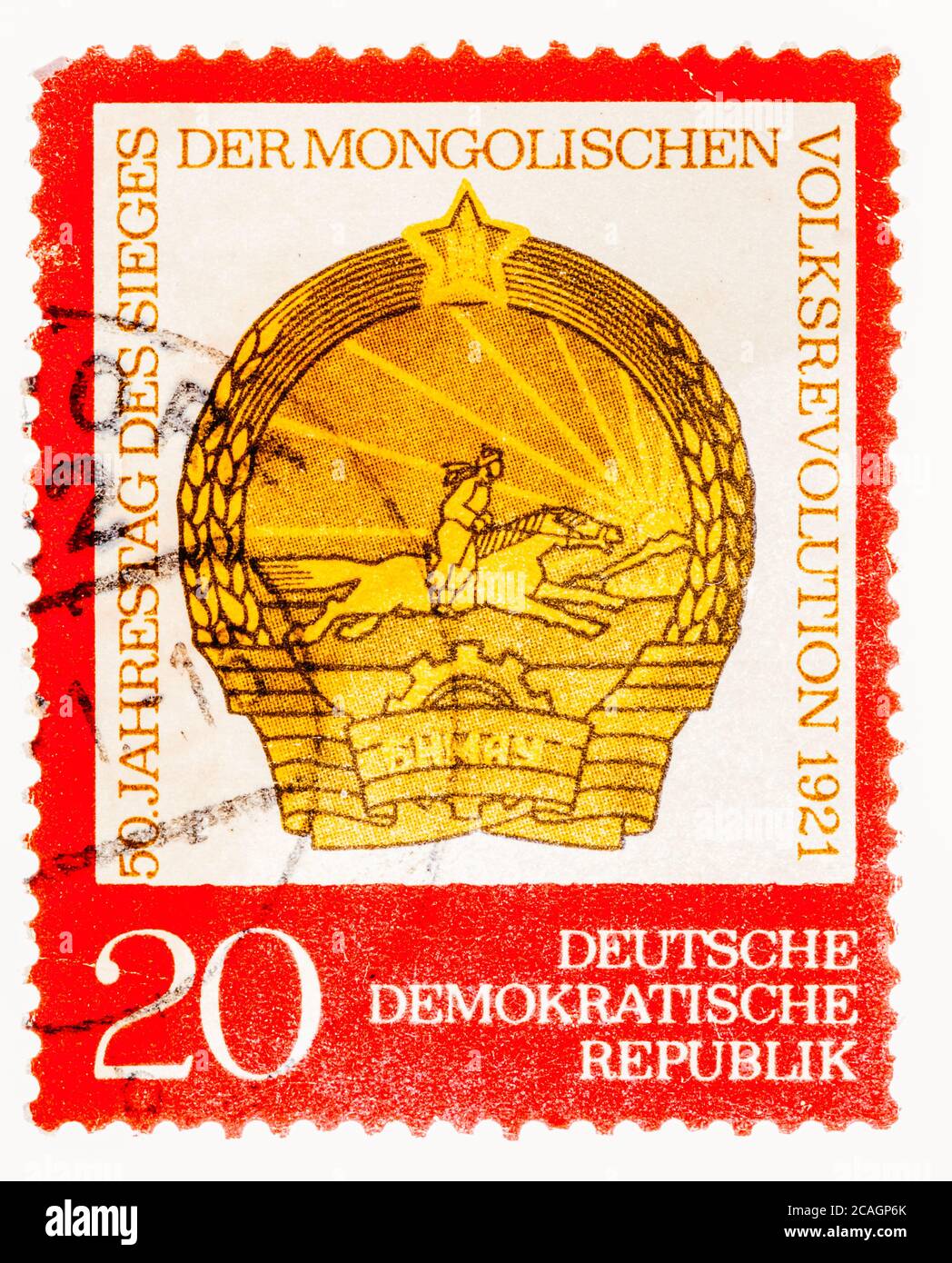 Carte postale imprimée dans le RDA montre la date du 50ème anniversaire de la victoire de la révolution populaire mongole et des armoiries mongoles Banque D'Images