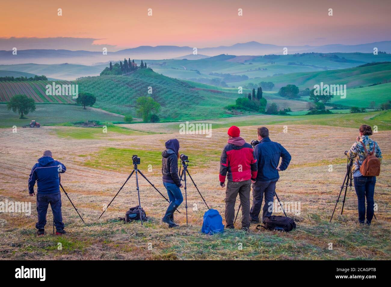 Les photographes attendent le meilleur moment pour prendre des photos, Podere Belvedere, Orcia Valley, Siena district, Toscane, Italie, Europe. Banque D'Images