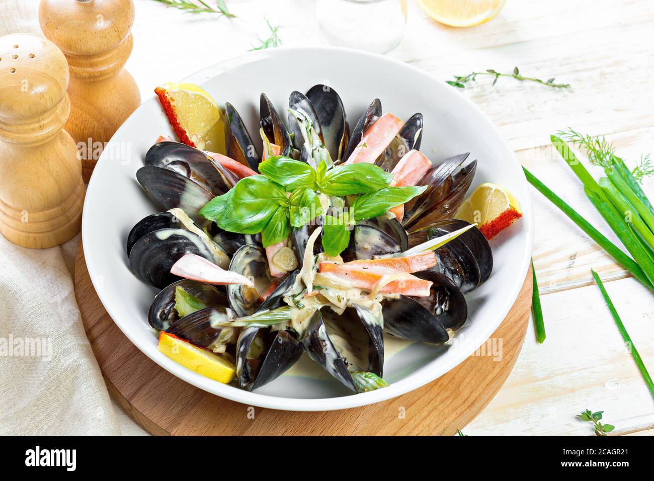 Moules en coquilles cuites dans une sauce crème Banque D'Images