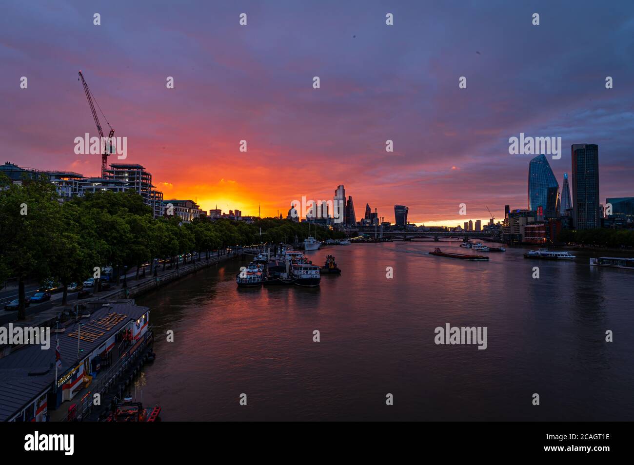 Lever du soleil dans le centre de Londres, avec le soleil qui vient d'apparaître, Londres Banque D'Images