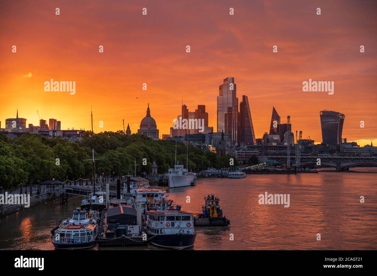 Lever du soleil dans le centre de Londres, avec le soleil qui vient d'apparaître, Londres Banque D'Images