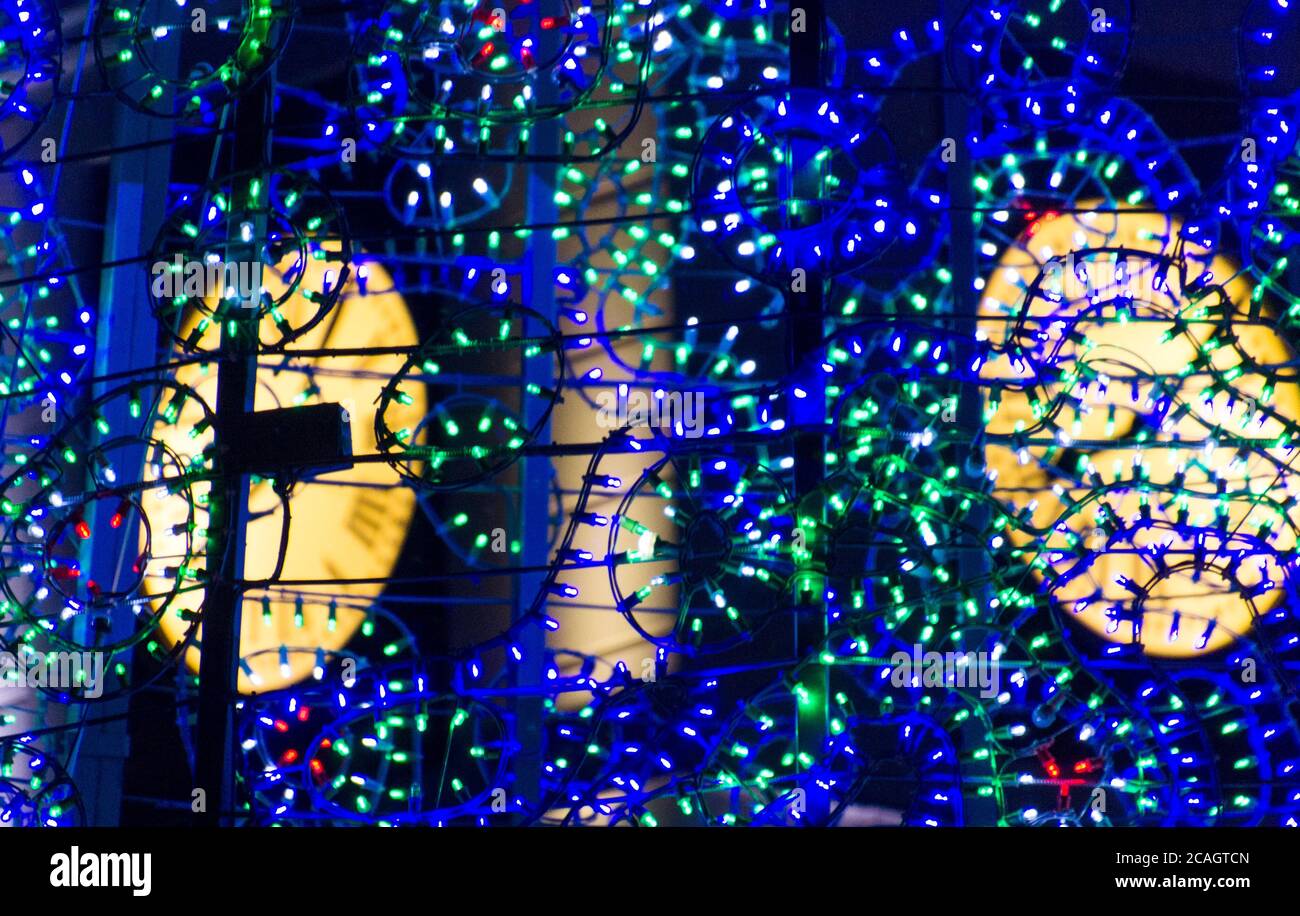 Sapin de Noël dans le centre de Madrid. Lumières et couleurs typiques de fin d'année. Nous pouvons voir la Puerta del sol, l'endroit où le nouvel an est cele Banque D'Images