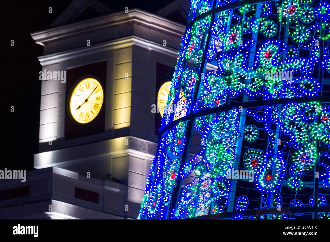 Sapin de Noël dans le centre de Madrid. Lumières et couleurs typiques de fin d'année. Nous pouvons voir la Puerta del sol, l'endroit où le nouvel an est cele Banque D'Images