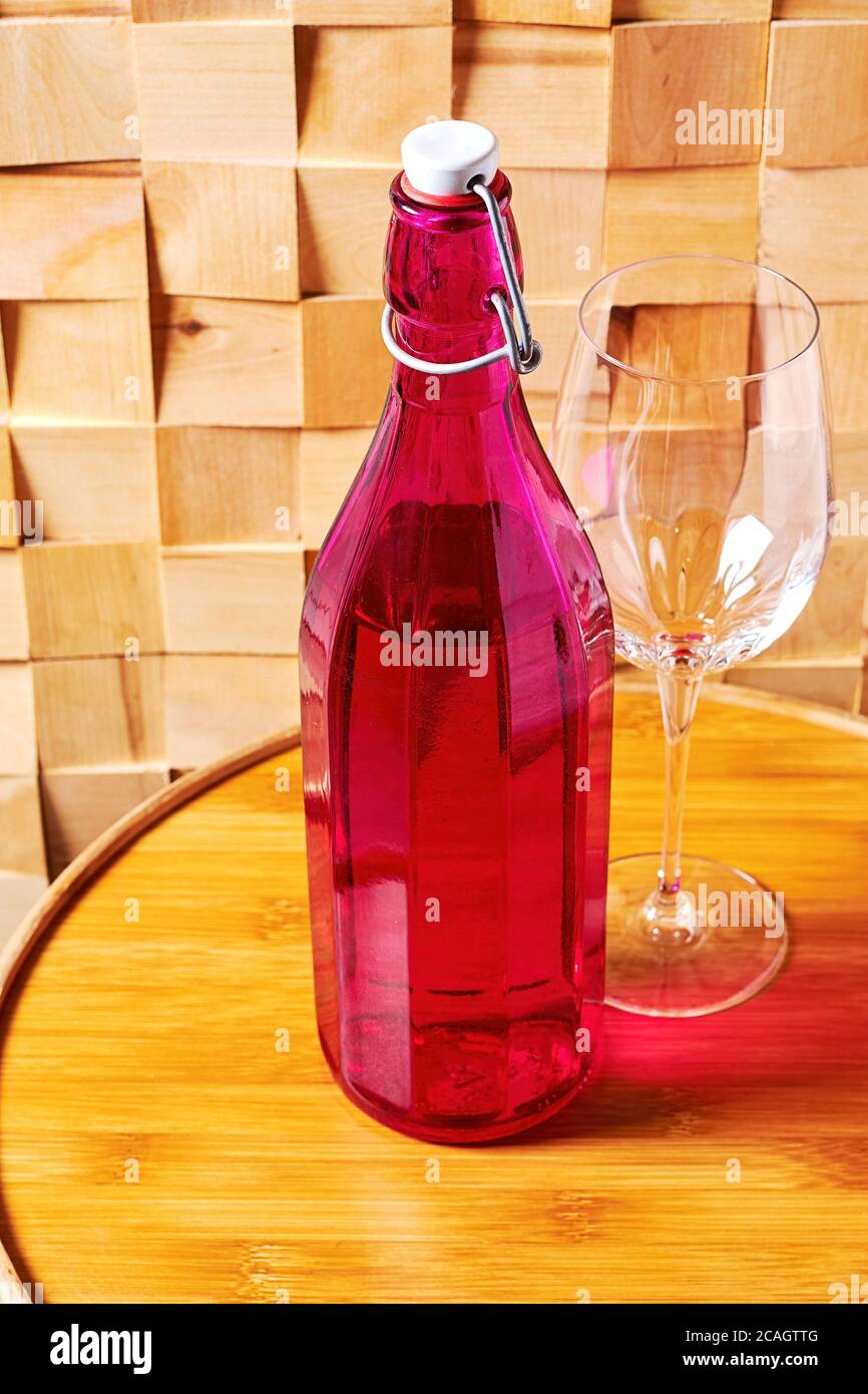 Bouteille de vin vintage en verre rose et long verre de vin sur la table en bois. Cave de vinification et vinification française traditionnelle Banque D'Images