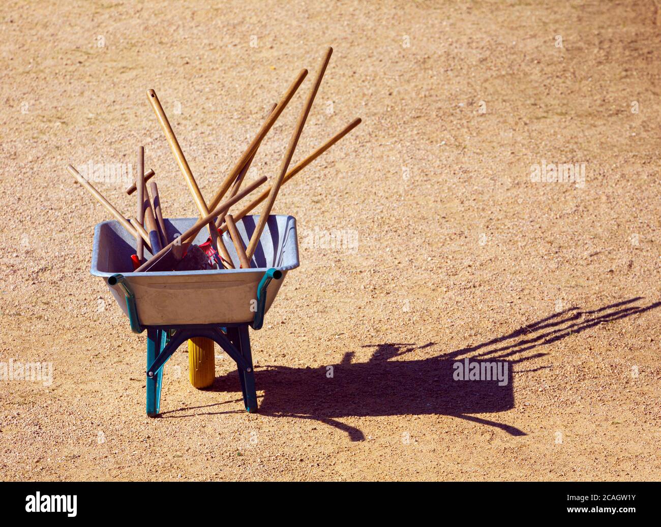 Brouette pleine d'outils de jardinage. Banque D'Images