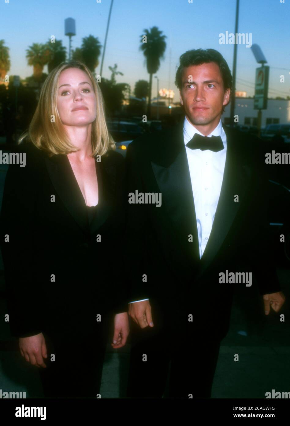 Hollywood, Californie, Etats-Unis 6 mars 1996 l'actrice Elisabeth Shue et son frère Andrew Shue assistent au deuxième Blockbuster Entertainment Awards le 6 mars 1996 au Pantages Theatre à Hollywood, Californie, Etats-Unis. Photo par Barry King/Alay stock photo Banque D'Images Hollywood, Californie, Etats-Unis 6 mars 1996 l'actrice Elisabeth Shue et son frère Andrew Shue assistent au deuxième Blockbuster Entertainment Awards le 6 mars 1996 au Pantages Theatre à Hollywood, Californie, Etats-Unis. Photo par Barry King/Alay stock photo Banque D'Images