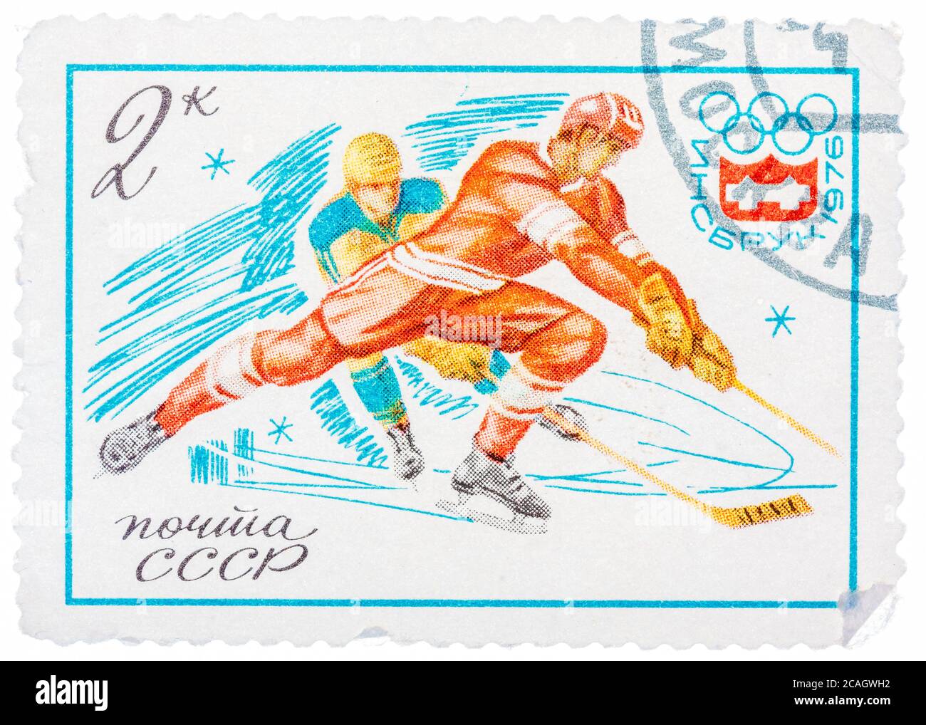 Le timbre imprimé en Russie (Union soviétique) montre l'emblème des Jeux Olympiques d'hiver et le hockey sur glace Banque D'Images