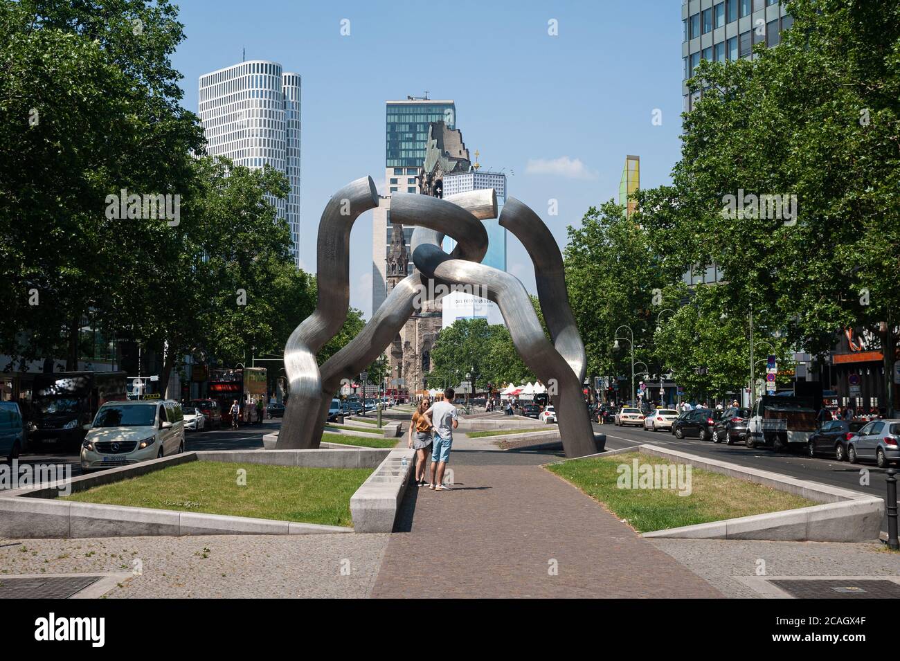 06.06.2019, Berlin, , Allemagne - vue de la ville de Berlin Ouest avec la sculpture DE BERLIN (Broken Chain) par les sculpteurs Brigitte Matschinsky-de Banque D'Images