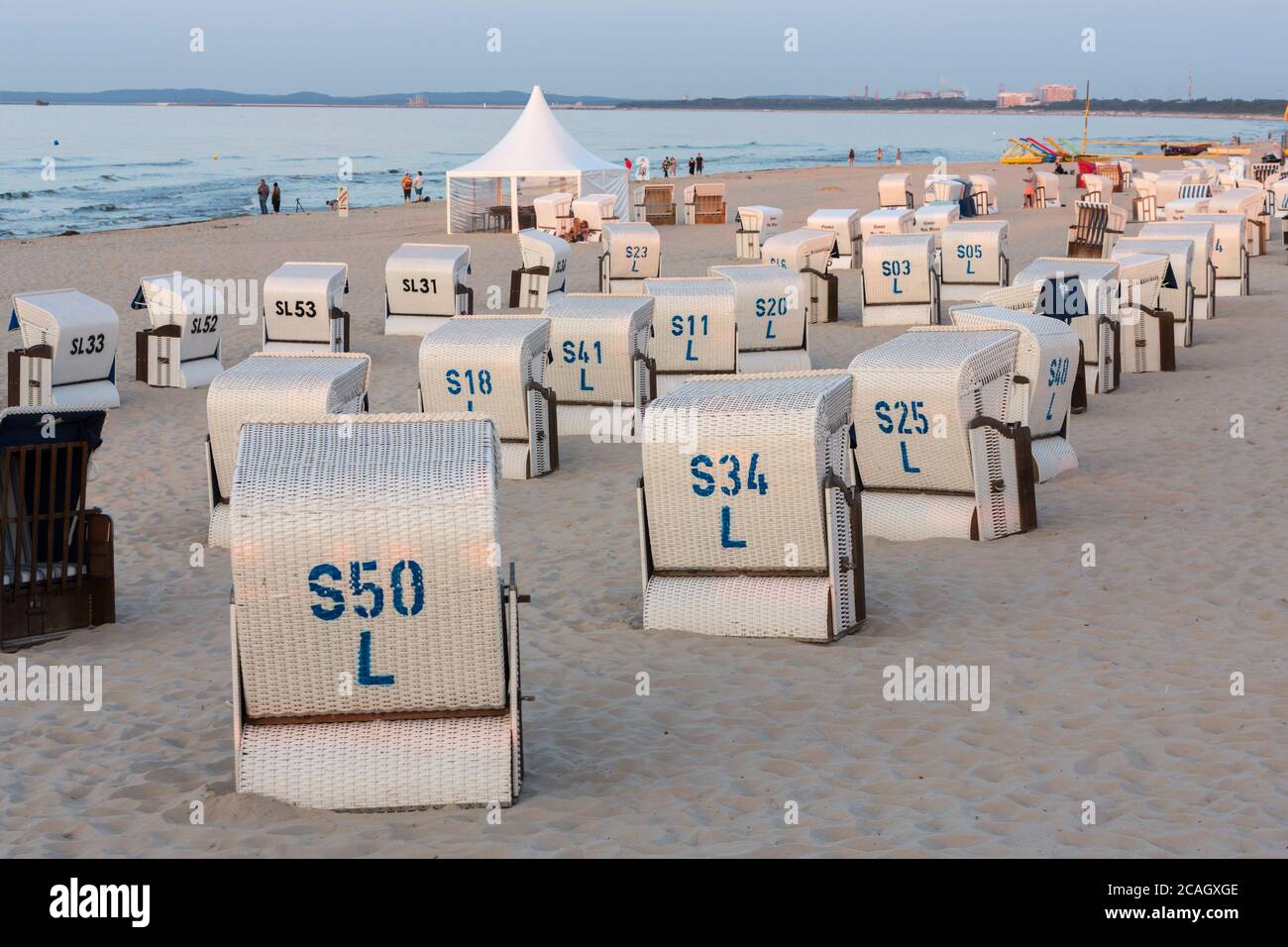 21.07.2018, Heringsdorf-Ahlbeck, Mecklembourg-Poméranie occidentale, Allemagne - les paniers de plage se trouvent sur la plage de la station balnéaire d'Ahlbeck. 00U18072 Banque D'Images