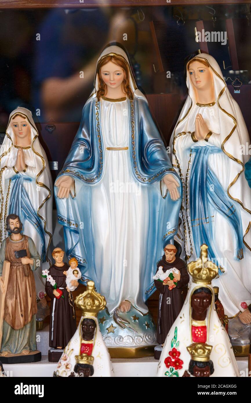 08.08.2018, Tindari, Sicile, Italie - des personnages de Madonna chrétienne de différentes tailles sont proposés à la vente comme souvenirs aux touristes. Tindari est un lieu de Banque D'Images