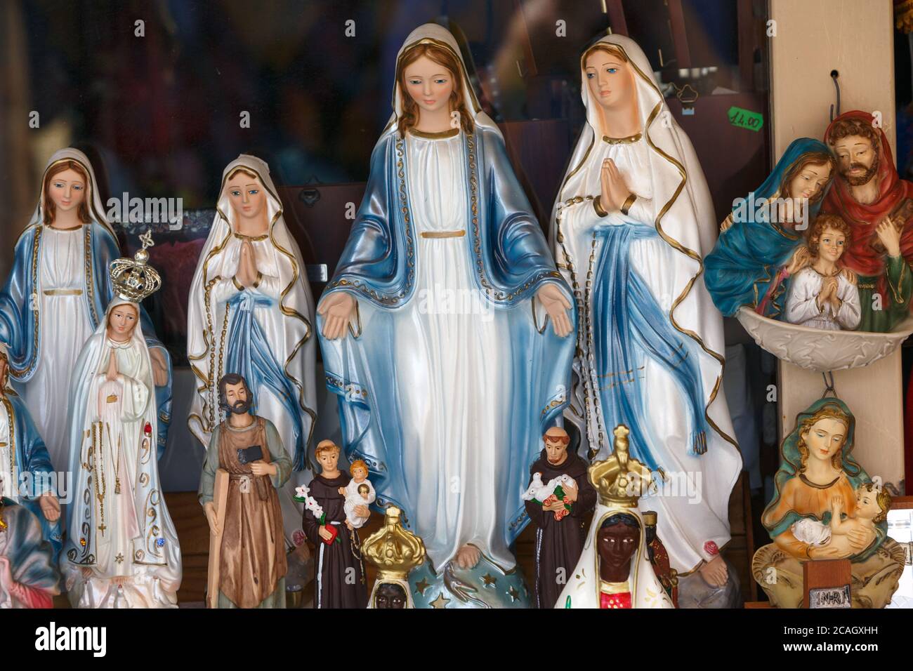 08.08.2018, Tindari, Sicile, Italie - les personnages de Madonna chrétienne de différentes tailles sont offerts comme souvenirs à la vente aux touristes. Tindari est considéré Banque D'Images