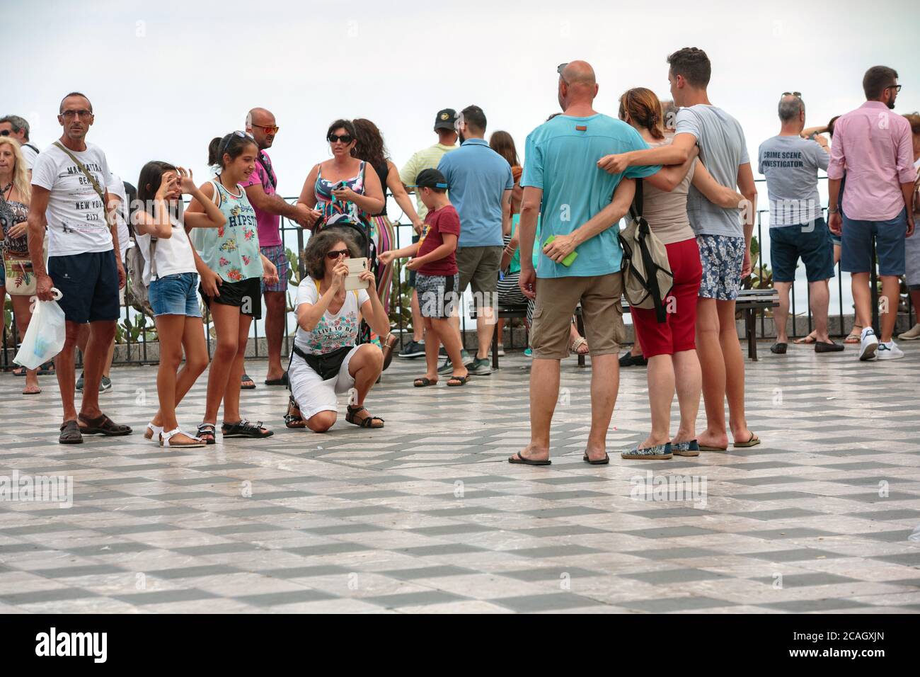 16.08.2018, Taormina, Sicile, Italie - les habitants et les touristes se photographient mutuellement sur la Piazza 9 Aprile, dans le centre de Taormina. 00U180816D005CAROEX.JPG Banque D'Images