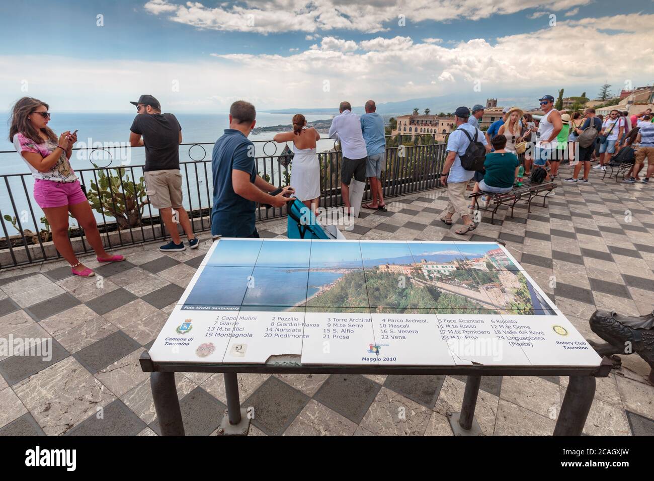 16.08.2018, Taormina, Sicile, Italie - les habitants et les touristes sont au centre de la ville sur la Piazza IX Aprile. Vue panoramique sur la baie de Taormina. 00 Banque D'Images