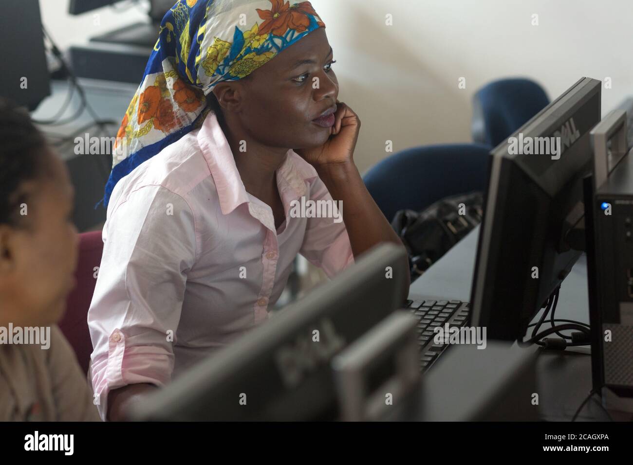 15.10.2018, Johannesburg, Gauteng, Afrique du Sud - participants à un cours d'informatique de la Outreach Foundation Hillbrow. L'Oustrea de la communauté luthérienne Banque D'Images