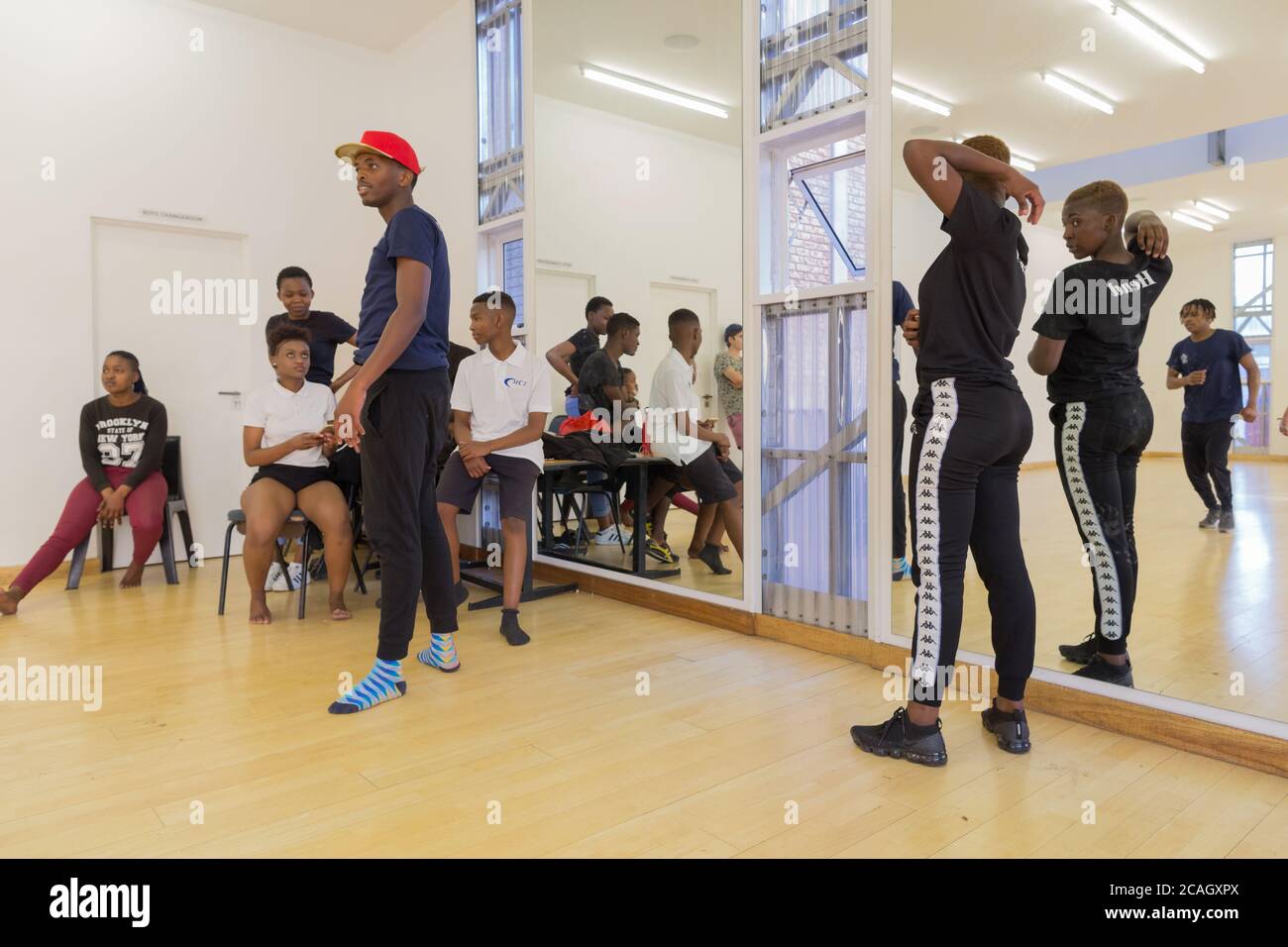 15.10.2018, Johannesburg, Gauteng, Afrique du Sud - UN groupe de danse s'entraîne dans une salle de pratique de la Outreach Foundation Hillbrow. La communauté luthérienne Banque D'Images