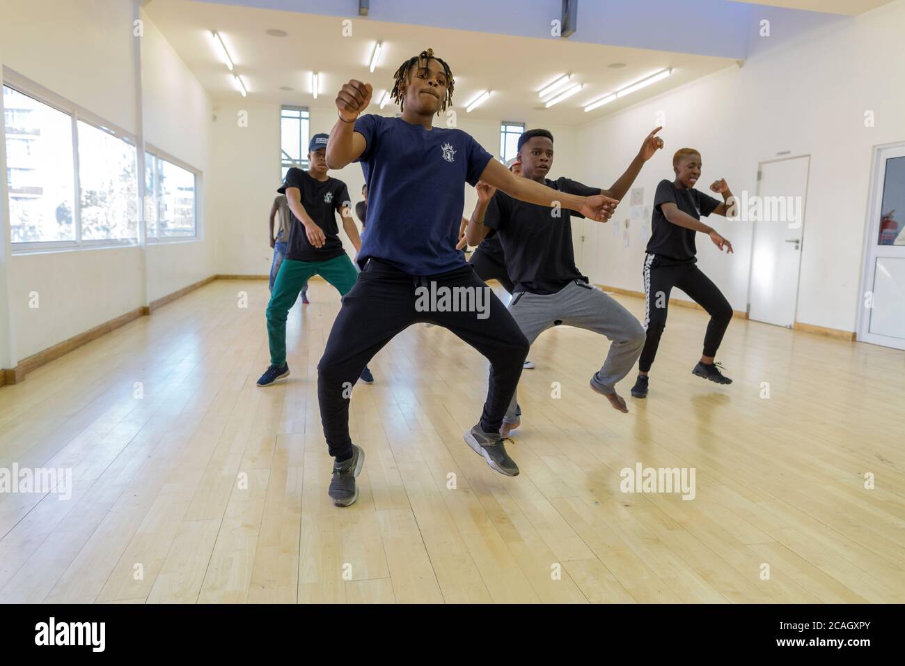 15.10.2018, Johannesburg, Gauteng, Afrique du Sud - UN groupe de danse s'entraîne dans une salle de pratique de la Outreach Foundation Hillbrow. La communauté luthérienne Banque D'Images