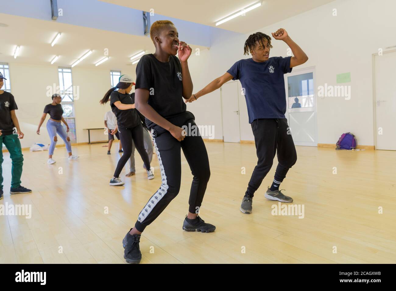 15.10.2018, Johannesburg, Gauteng, Afrique du Sud - UN groupe de danse s'entraîne dans une salle de pratique de la Outreach Foundation Hillbrow. La communauté luthérienne Banque D'Images