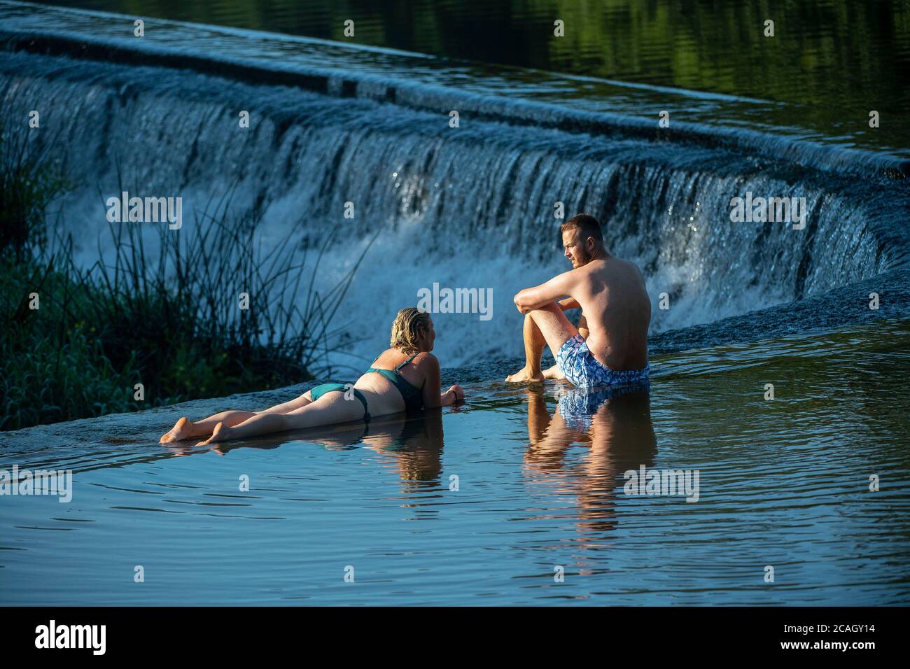 Les gens apprécient une baignade matinale à Warleigh Weir sur la rivière Avon près de Bath dans Somerset tandis que les températures montent à travers le Royaume-Uni. Banque D'Images