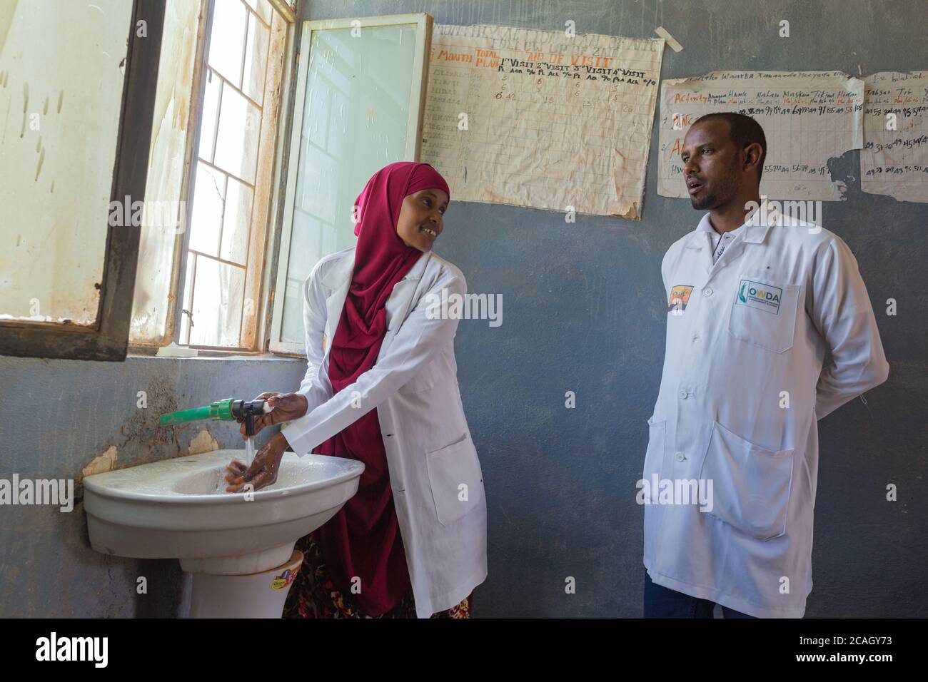 12.11.2019, DENAN, région somalienne, Éthiopie - dans une salle de traitement de l'hôpital DENAN, un médecin se lave les mains dans un lavabo sous l'eau courante. Banque D'Images