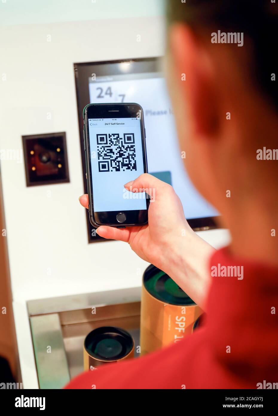 19.02.2020, Düsseldorf, Rhénanie-du-Nord-Westphalie, Allemagne - paiement mobile avec téléphone mobile et code QR, lecteur de code QR dans le magasin urbain du WAN Banque D'Images
