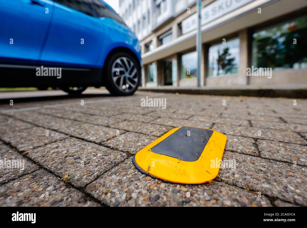 18.06.2020, Essen, Rhénanie-du-Nord-Westphalie, Allemagne - les capteurs de stationnement montrent les Poteaux intelligents les places de parking gratuites, les Poteaux intelligents, les feux de rue intelligents a Banque D'Images