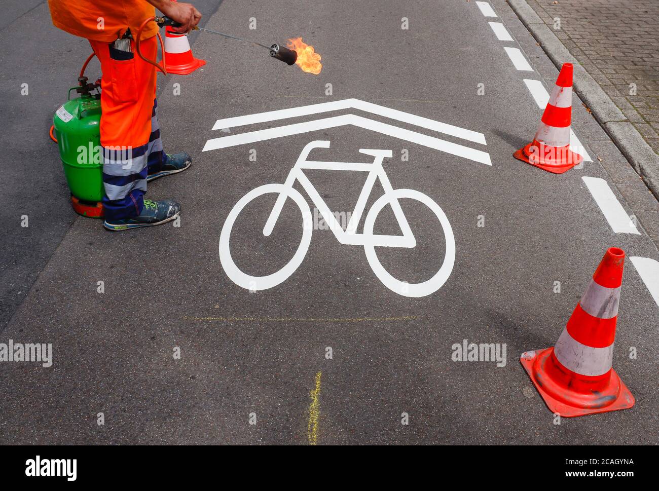 21.07.2020, Essen, Rhénanie-du-Nord-Westphalie, Allemagne - Neue Fahrradstrasse, un marqueur de voie lors de l'application des pictogrammes de vélo, ici dans Busehofstrasse i Banque D'Images