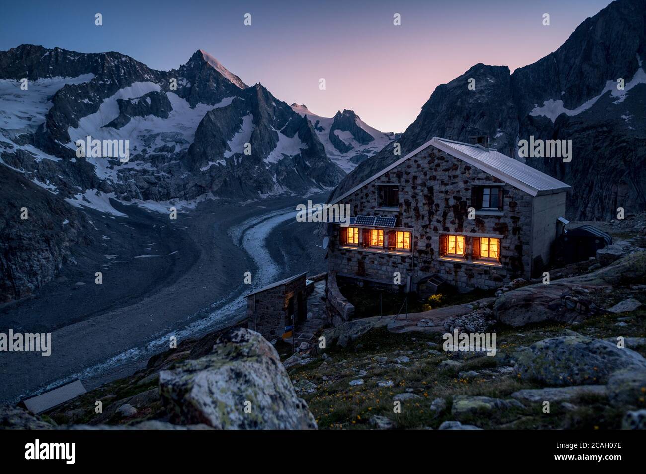 heure bleue à l'aube dans une cabane de montagne suisse de club alpin dans les alpes valaisannes Banque D'Images
