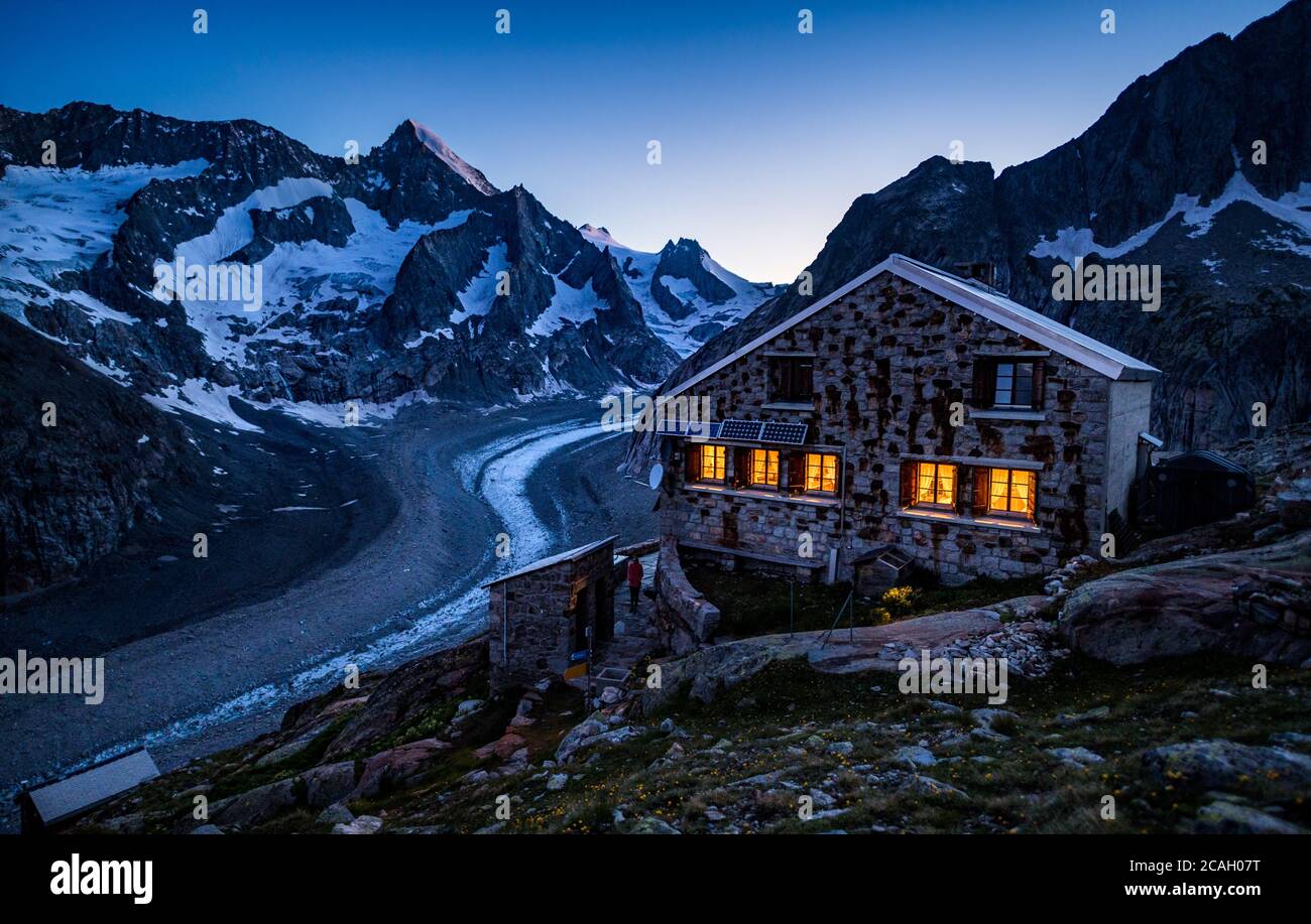 heure bleue à l'aube dans une cabane de montagne suisse de club alpin dans les alpes valaisannes Banque D'Images