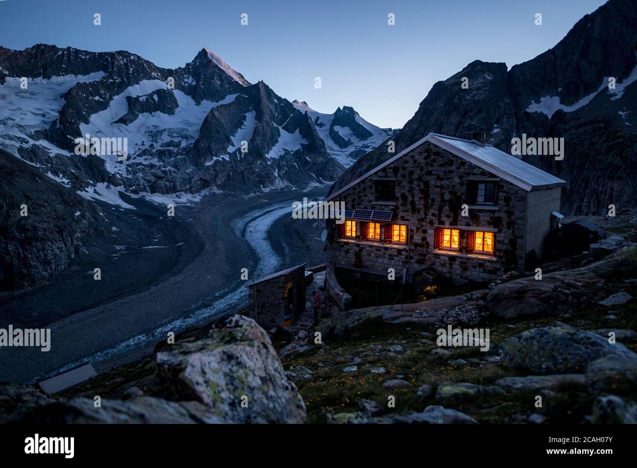 heure bleue à l'aube dans une cabane de montagne suisse de club alpin dans les alpes valaisannes Banque D'Images