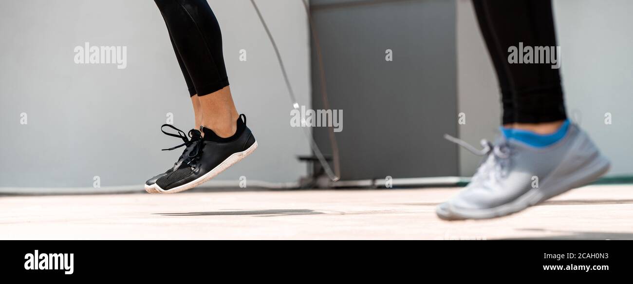 Jambes des hommes de sport faisant sauter exercice corde à l'extérieur sur le sol, taille de bannière Banque D'Images