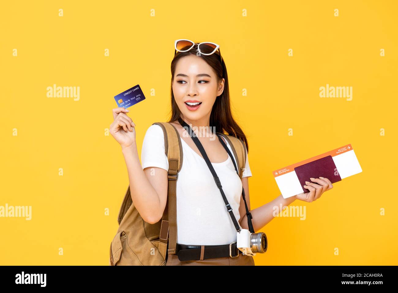 Femme asiatique souriante touriste montrant carte de crédit pour le paiement vacances en voyage Banque D'Images