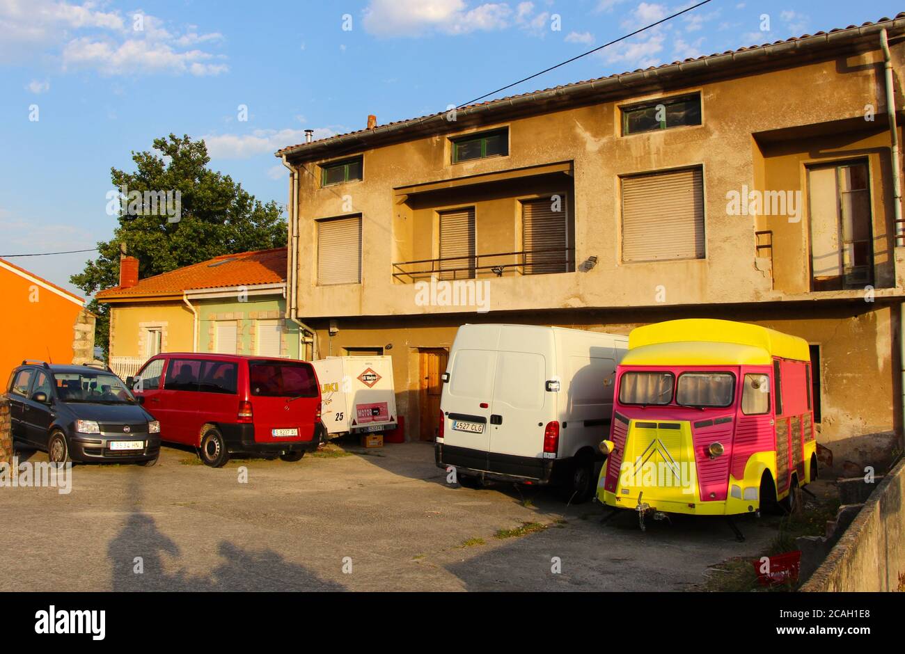 Citroën HY van à écran partagé avec des fenêtres en bois et un crochet de remorquage garés devant une maison à Cueto Cantabria Espagne en besoin d'attention Banque D'Images