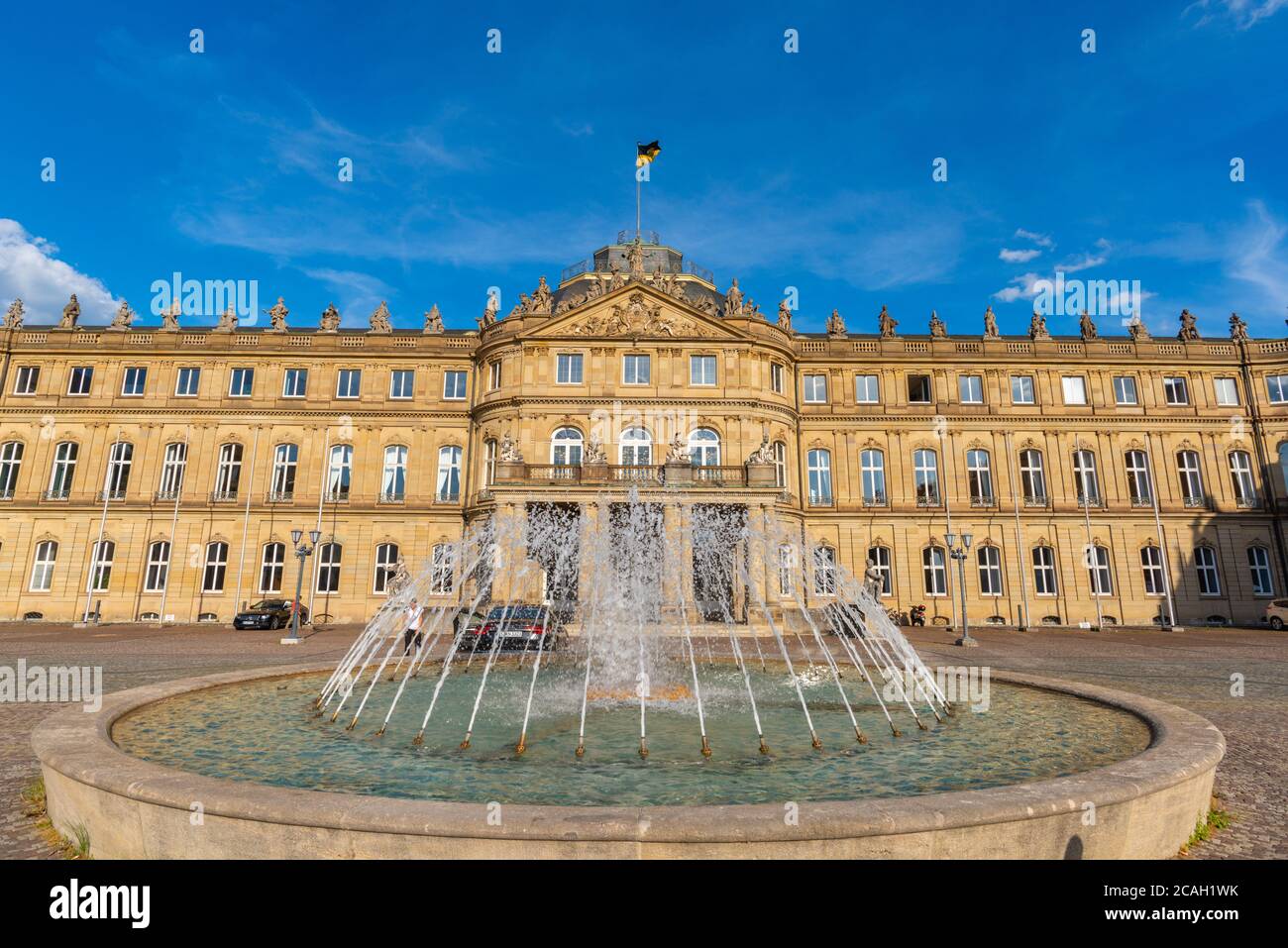 Neues Schloss ou Nouveau Palais à Schlossplatz ou place du Château dans le centre-ville, Stuttgart, Etat fédéral du Bade-Wurtemberg, Allemagne du Sud, Europe Banque D'Images