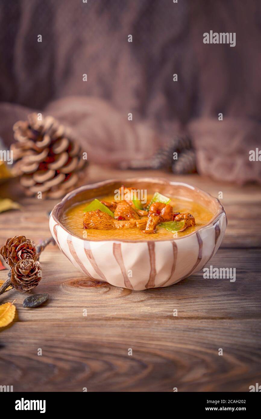Menu d'automne. Soupe maison avec potiron et chanterelle Banque D'Images