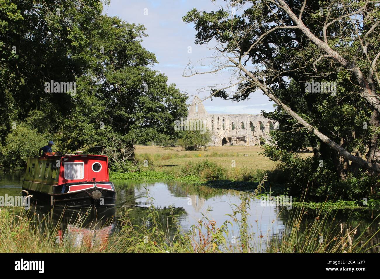 bateau sur une rivière passant les ruines d'une église Banque D'Images