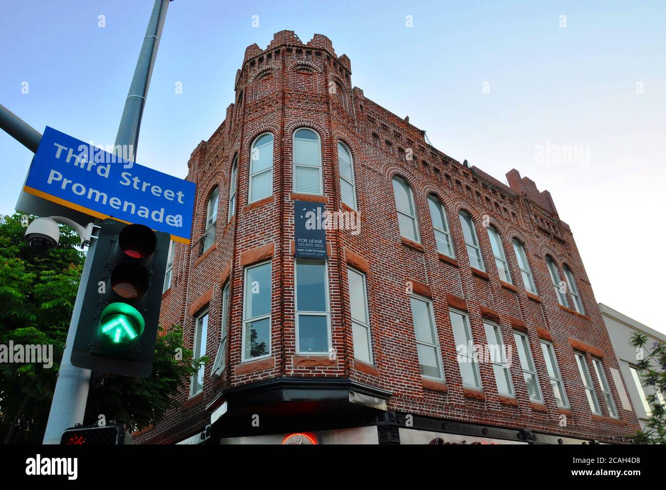 Un bâtiment en brique rouge à l'angle de Third Street Promenade, Santa Monica, Los Angeles, États-Unis d'Amérique Banque D'Images