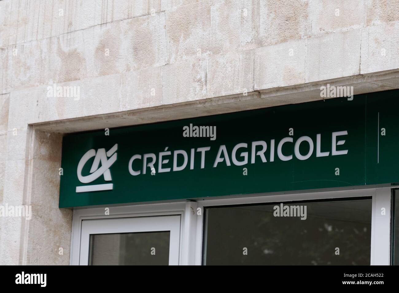 Bordeaux , Aquitaine / France - 08 04 2020 : CA crédit agricole signe texte et logo sur agence bancaire française Banque D'Images